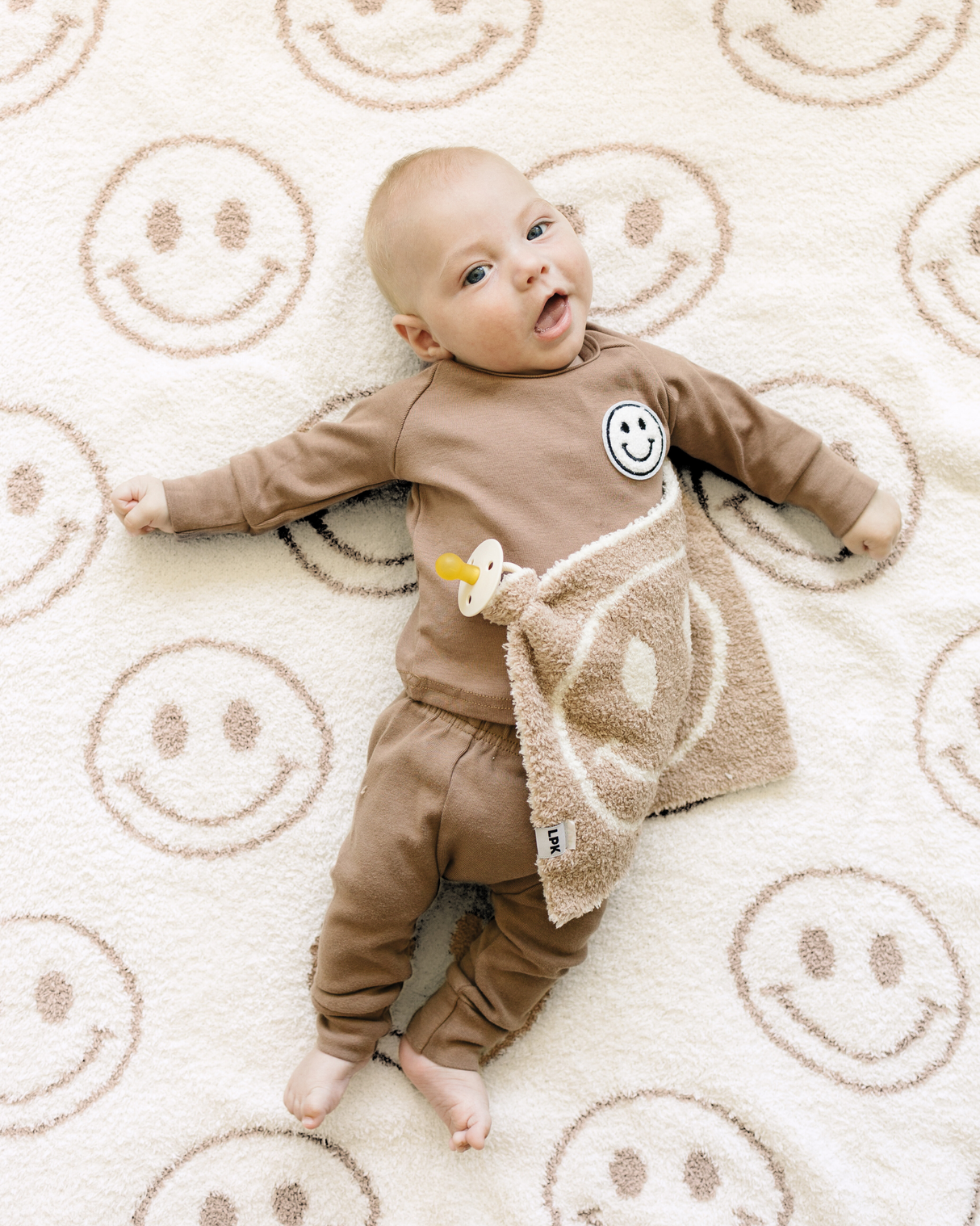 Smiley Fuzzy Blanket | Latte - HoneyBug
