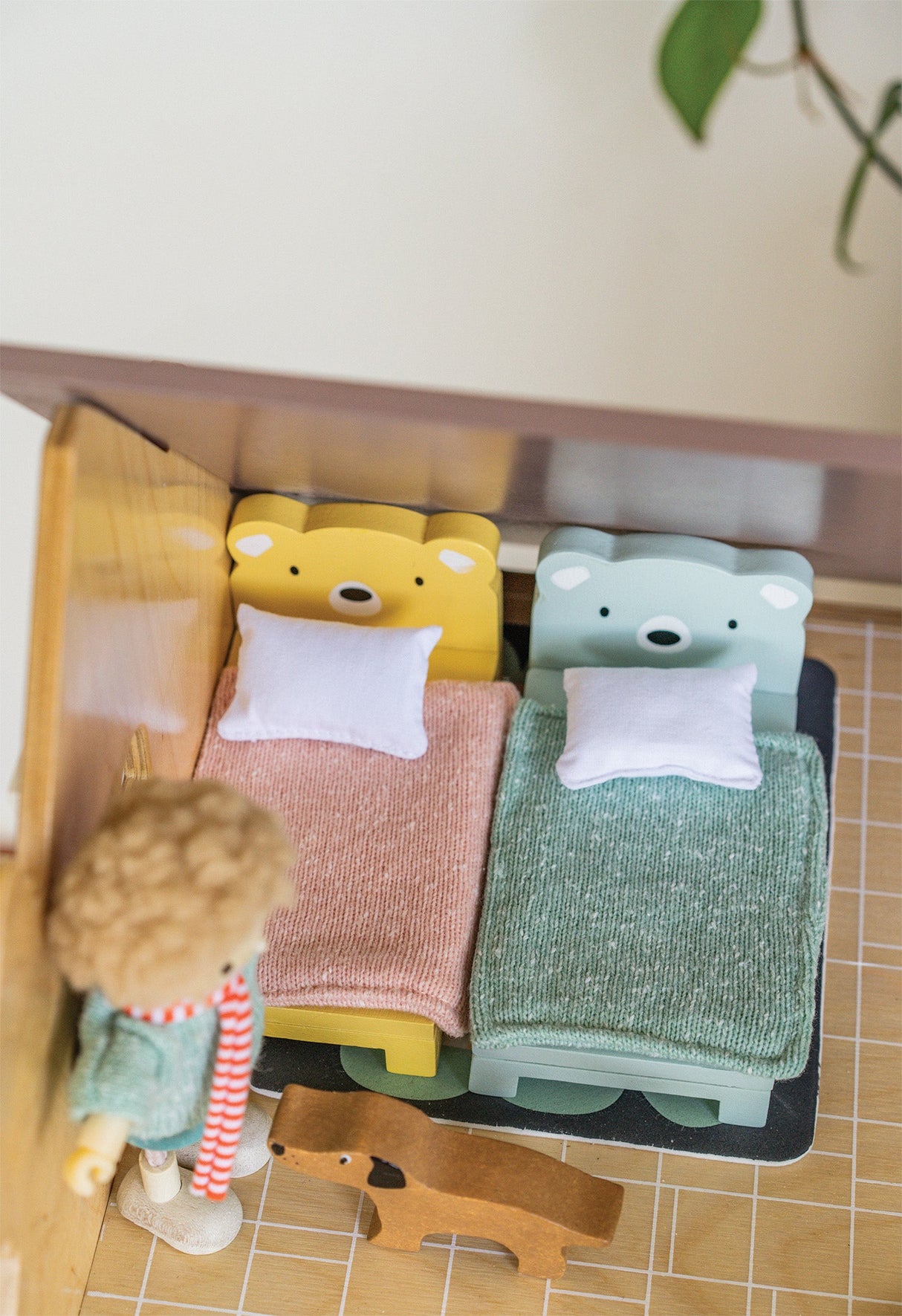 Dolls House Childrens Room Furniture - HoneyBug