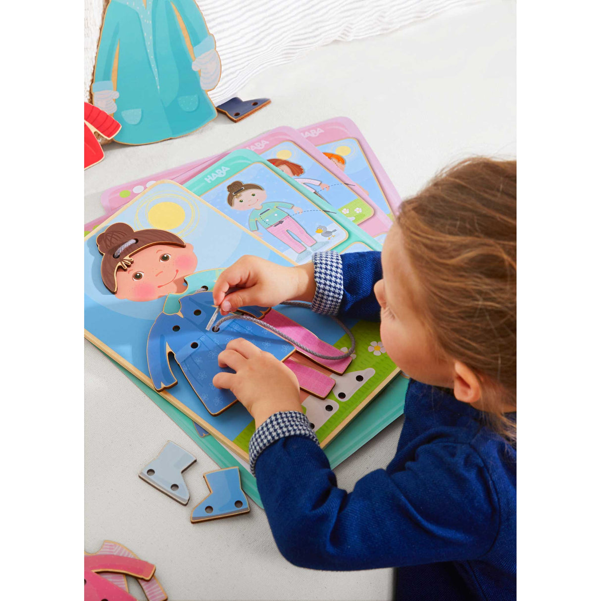 Dress Me Threading & Lacing Game - HoneyBug