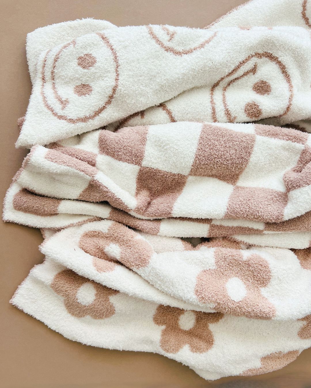 Smiley Fuzzy Blanket | Latte - HoneyBug