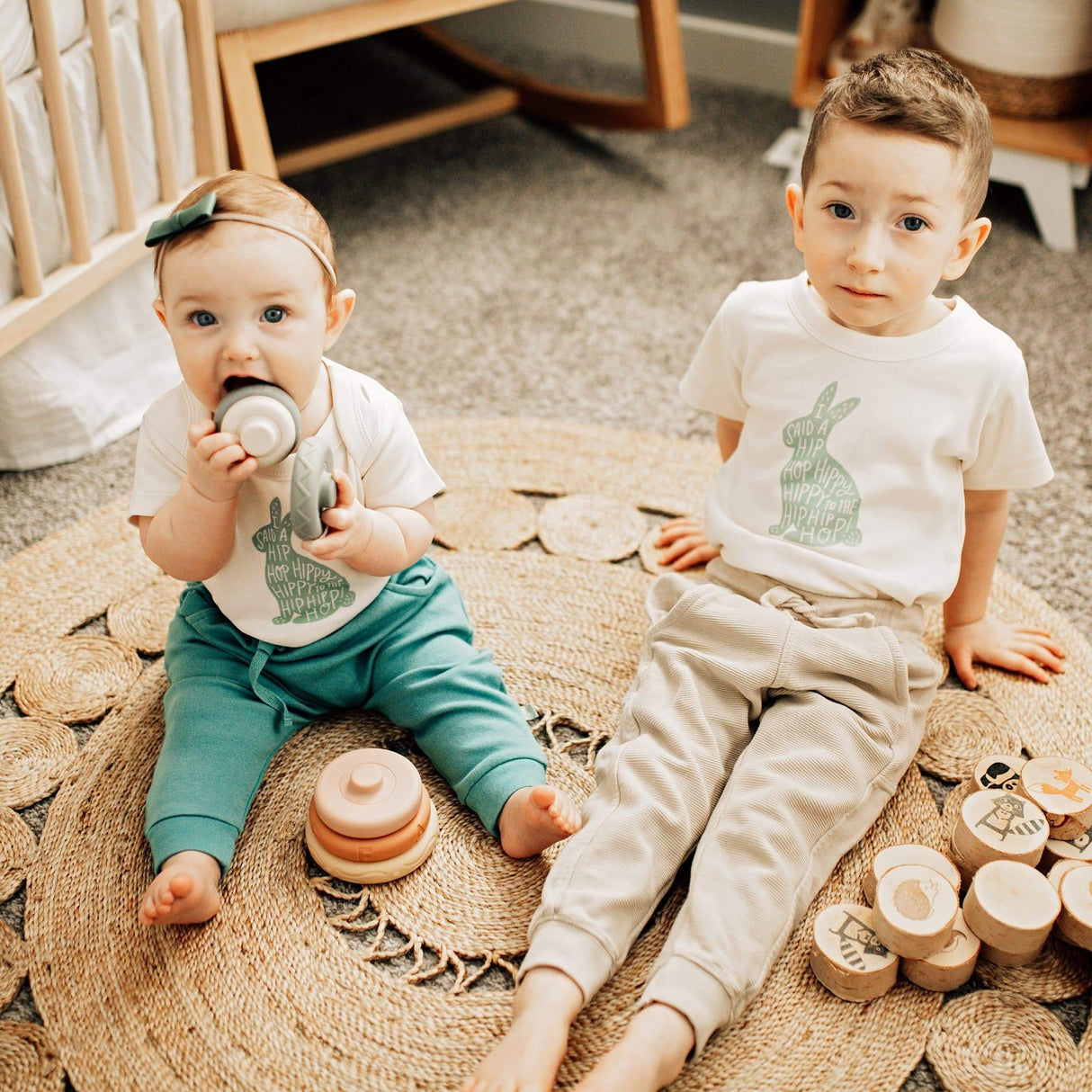 graphic tee | hippy hoppy - HoneyBug 