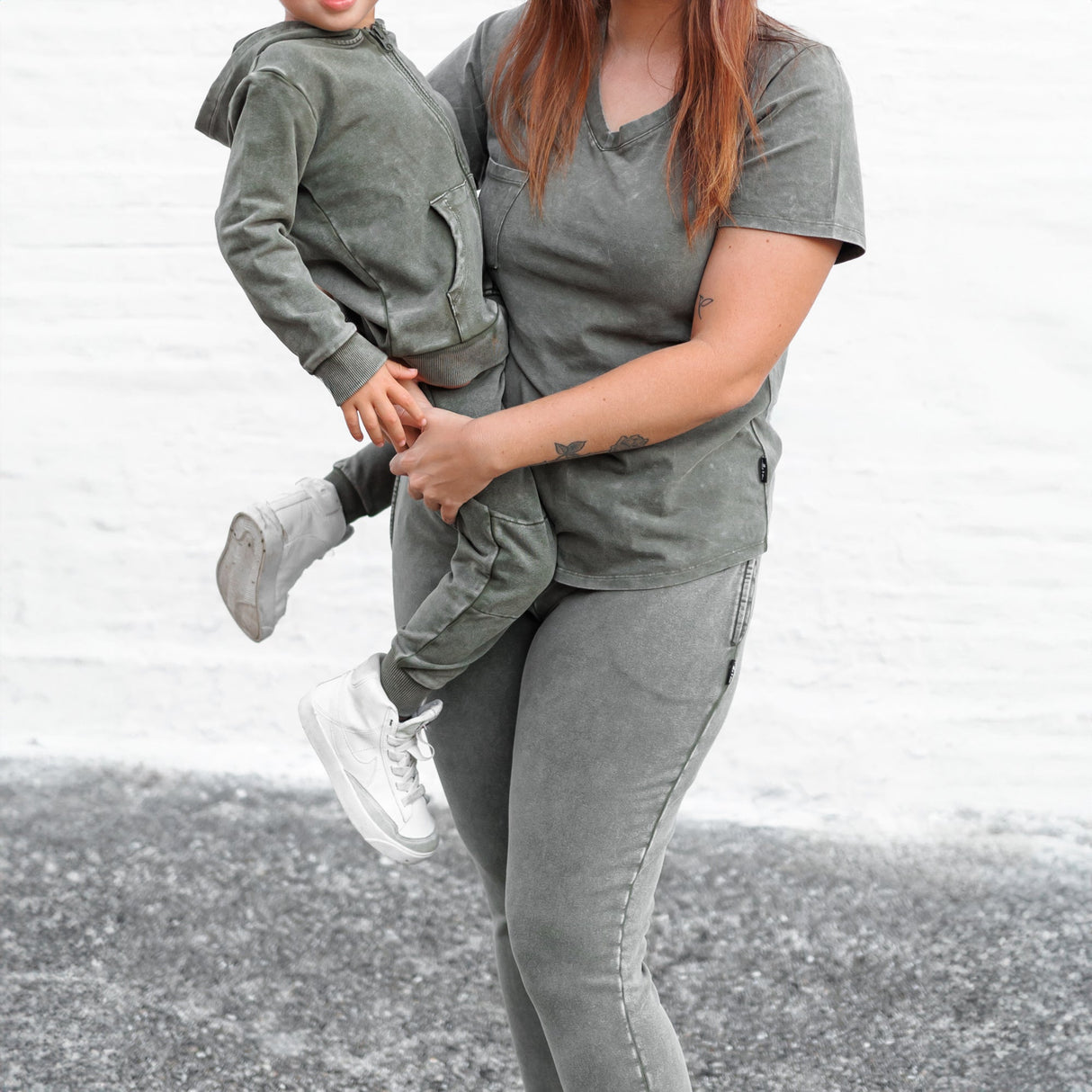 MAMA V-NECK- Moss Snow Wash - HoneyBug 