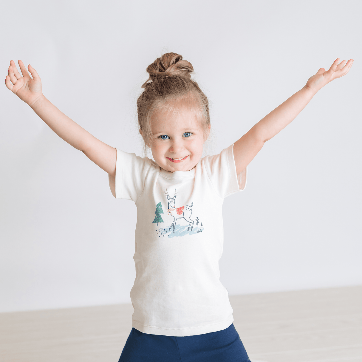 graphic tee | christmas deer - HoneyBug 
