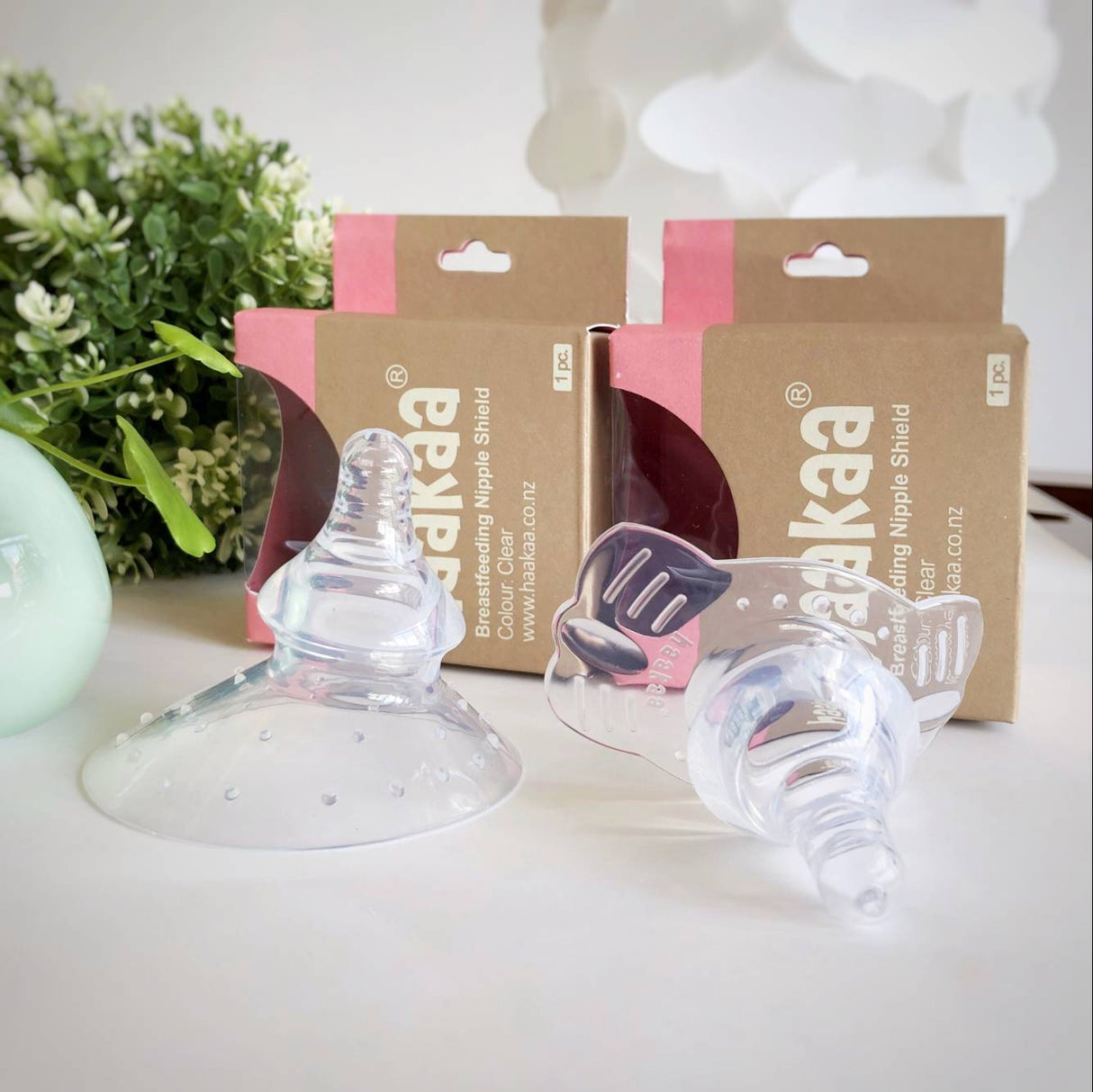 Haakaa Silicone Breastfeeding Nipple Shield, Round Shape 1 pk - HoneyBug 