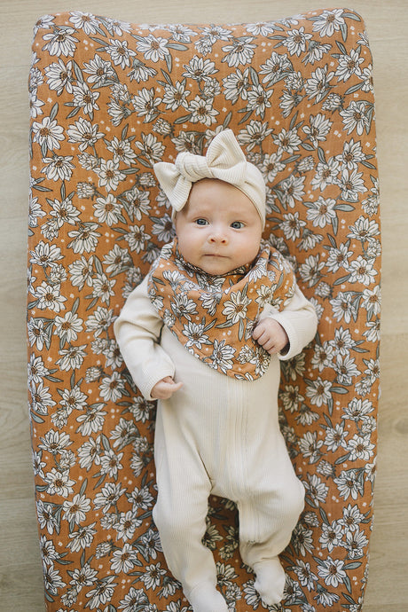 Magnolia Muslin Bib - HoneyBug 